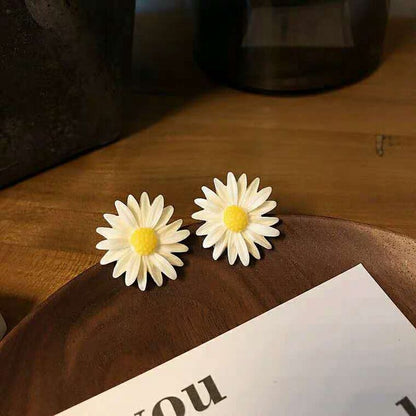 Sunflower small stud earrings, small and fresh-looking ear studs