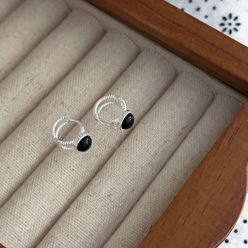 Circular ear studs with geometric hollow designs are in vogue.