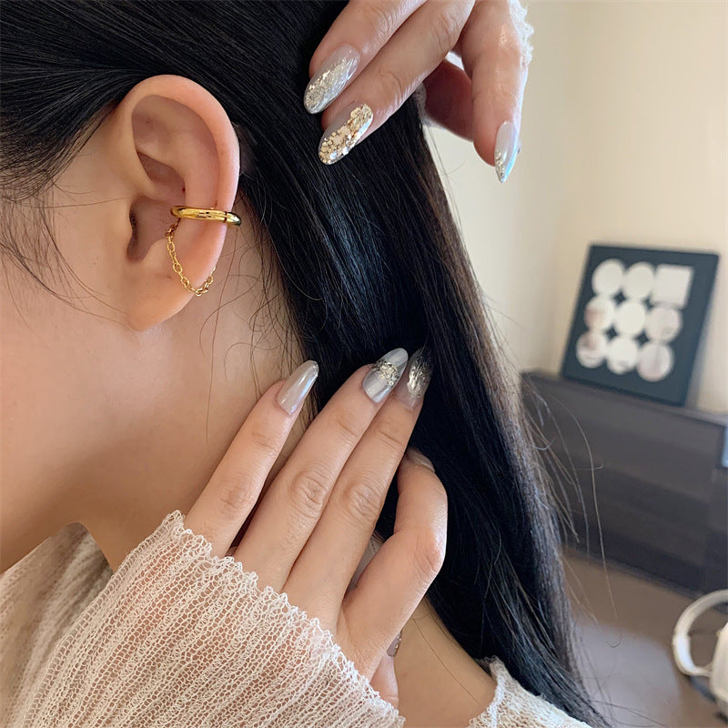 Can be opened with retro and simple fringed ear clips