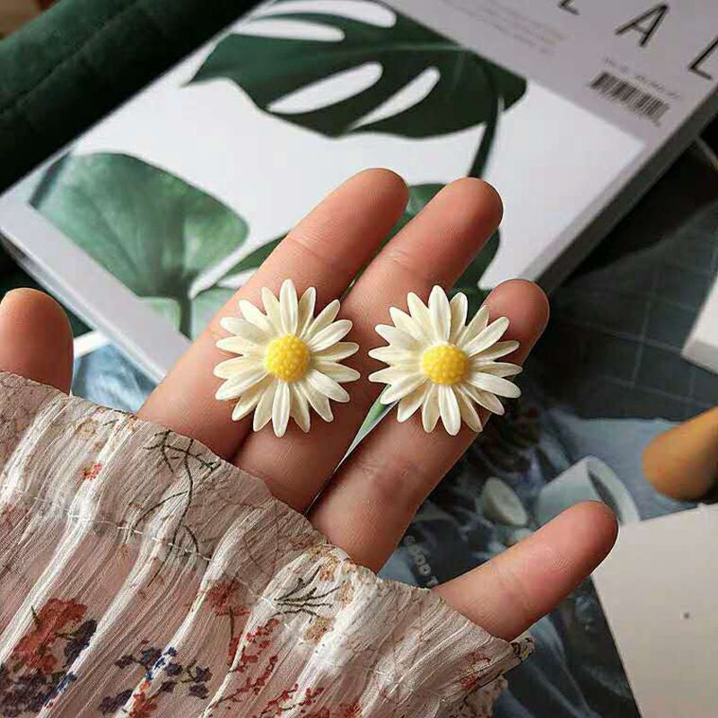 Sunflower small stud earrings, small and fresh-looking ear studs