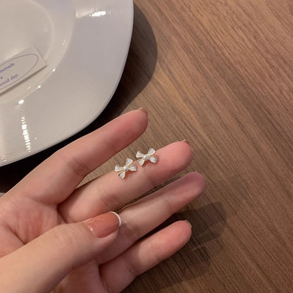 Luxury-lite bow-shaped pearl unique design ear clips