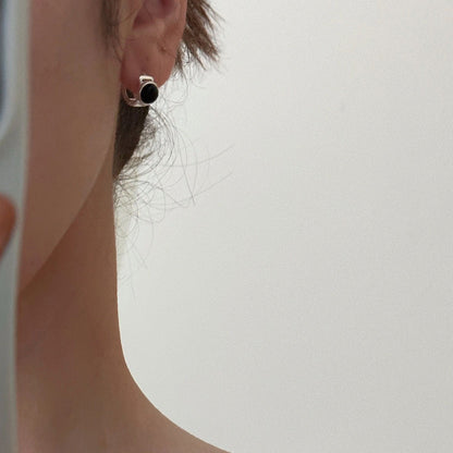 Circular ear studs with geometric hollow designs are in vogue.