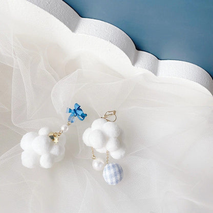 Asymmetric white cloud-shaped fluffy ball cute bow-shaped earrings for girls with a heart theme